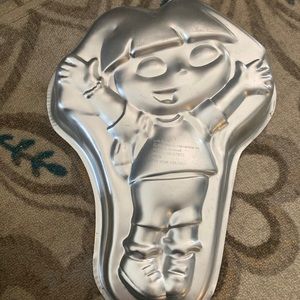 Wilton Dora baking pan